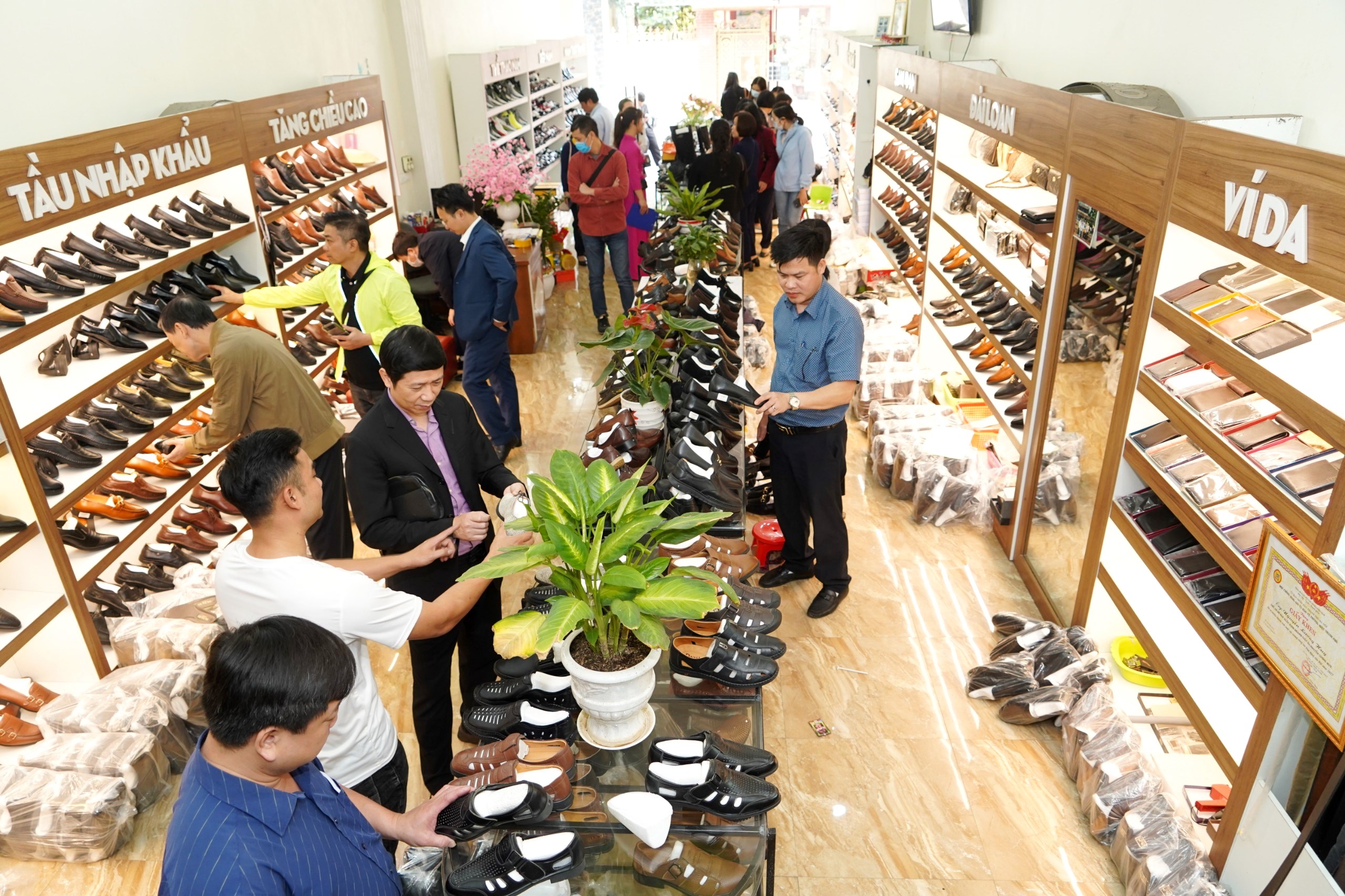 Sở Du lịch Hà Nội tổ chức đoàn doanh nghiệp báo chí khảo sát cơ sở trưng bày giới thiệu sản phẩm làng nghề sản xuất giày xã Phú Yên huyện Phú Xuyên